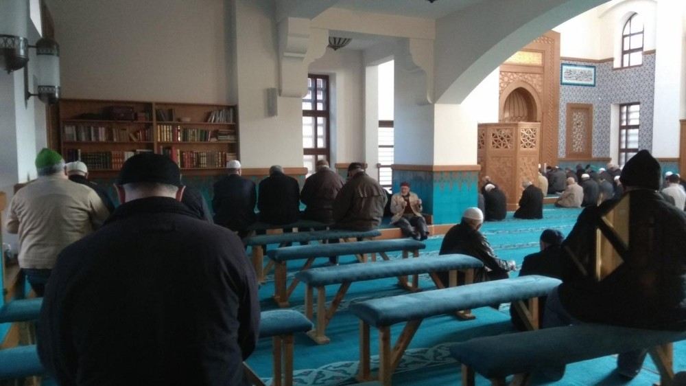 Üsküdarda Kiliseye Benzetilen Camide Sabit Oturaklar Kaldırıldı