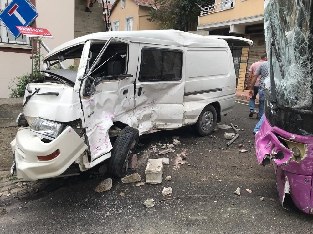 Üsküdarda Kontrolden Çıkan Halk Otobüsü Minibüse Feci Şekilde Çarptı: 4 Yaralı