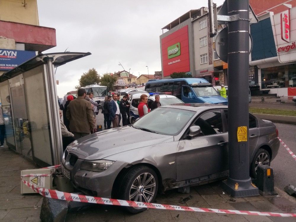 Üsküdarda Otomobil Otobüs Durağına Daldı: 3 Yaralı