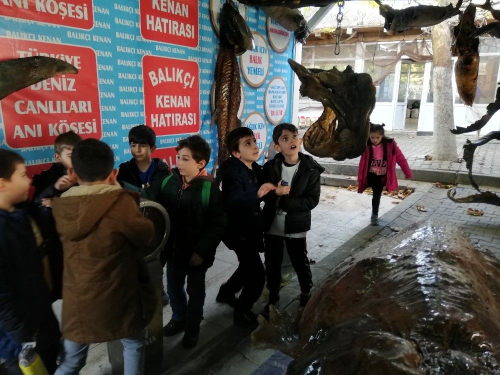 Ustasından Çocuklara ?Balık Burger İkramı