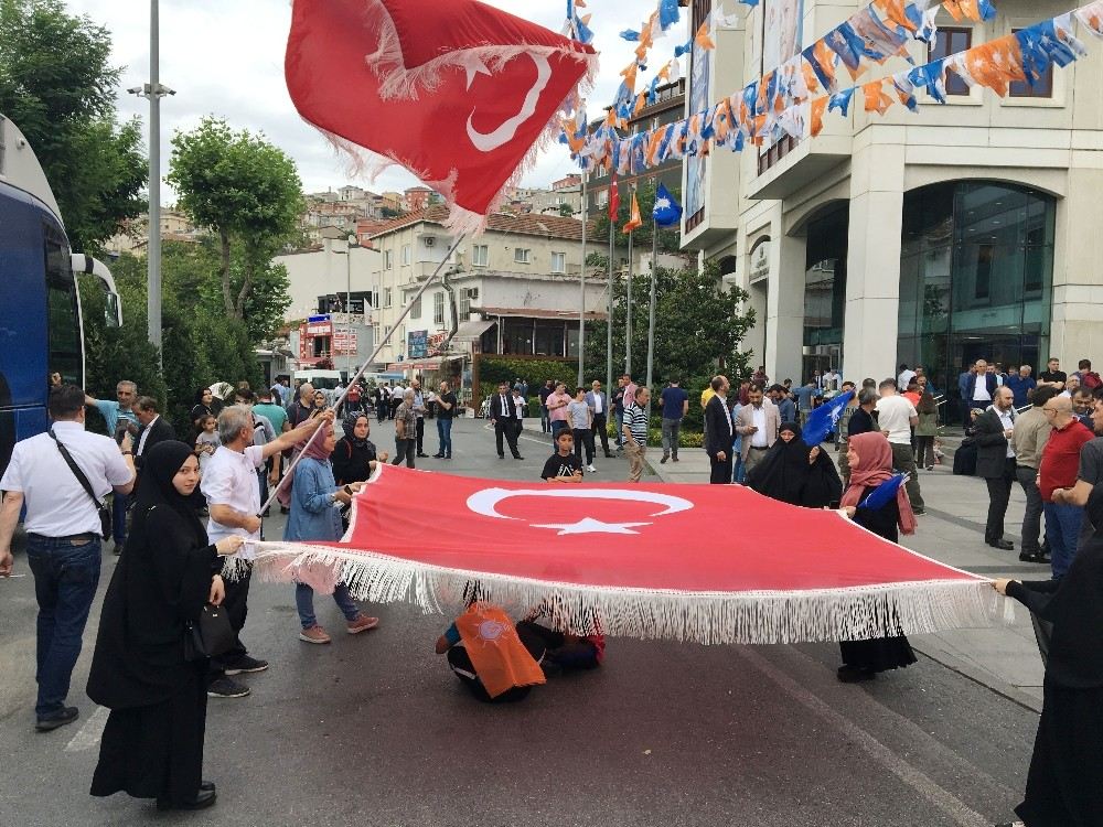 Vatandaşlar Ak Parti İstanbul İl Başkanlığı Önünde Toplanmaya Başladı
