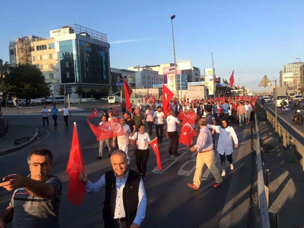 Vatandaşlar Atatürk Havalimanına Akın Etti