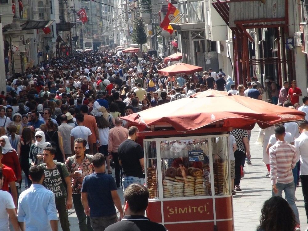 Vatandaşlar Bayramda Taksime Akın Etti