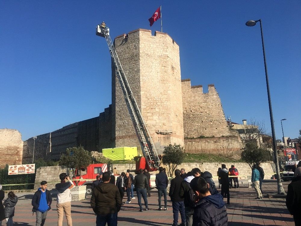 Vatandaşlar Surlardaki İntihar Girişimini Cep Telefonlarıyla Canlı Yayın Yaparak İzledi