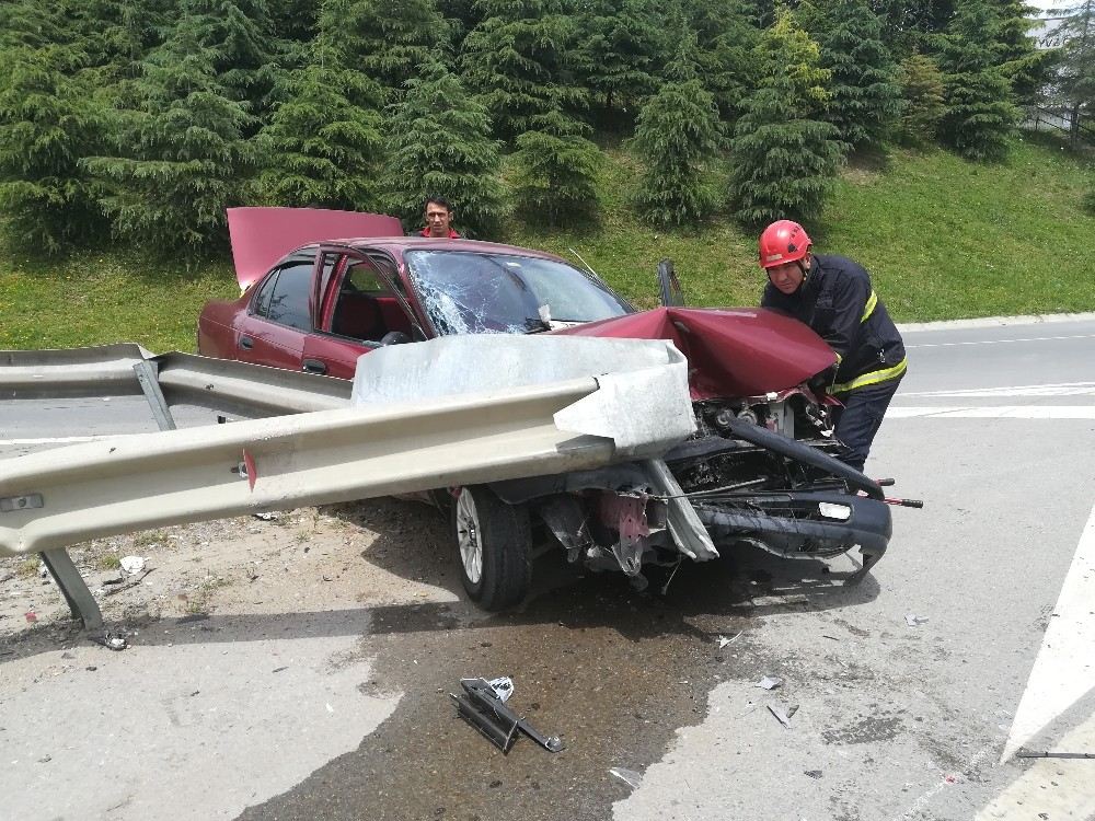 Virajı Alamayan Otomobil Bariyerler Çarptı: 1 Yaralı