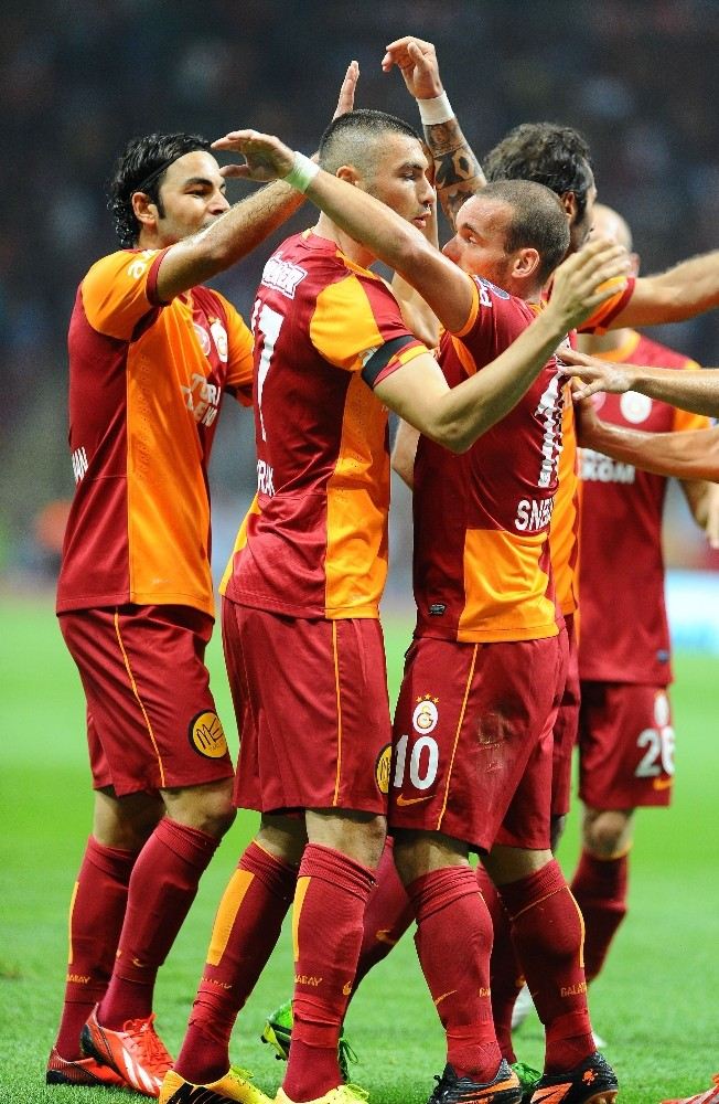 Wesley Sneijder, Jübilesine Selçuk İnan Ve Burak Yılmazı Çağırdı