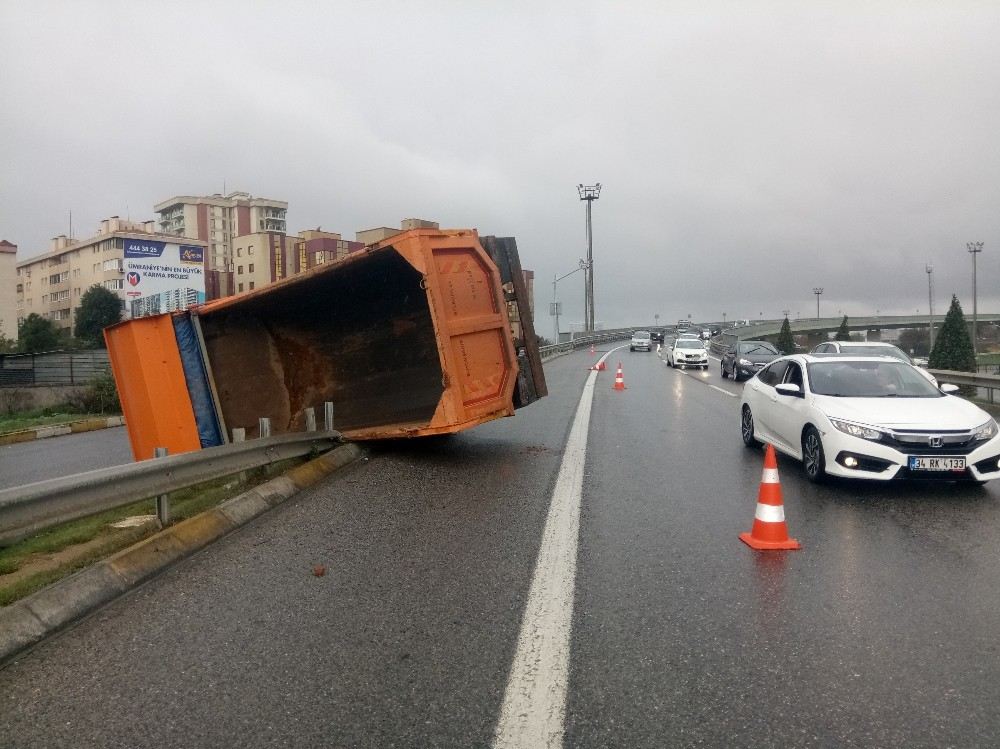 Yağış Nedeniyle Kayganlaşan Yol Adeta Çarpışan Araba Pistine Döndü