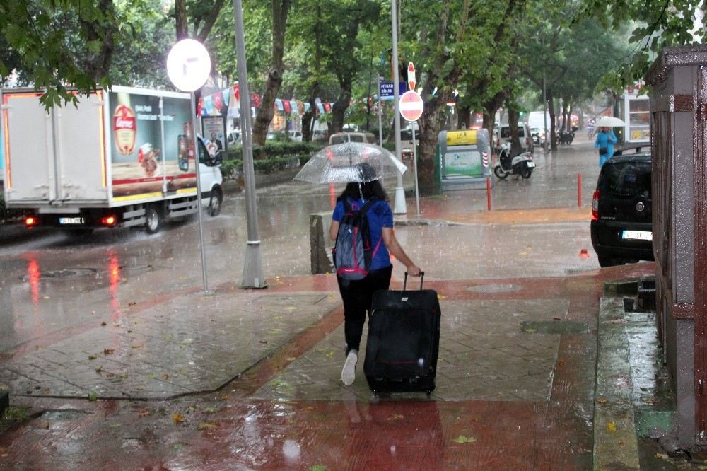 Yağmur Bir Anda Bastırdı, Vatandaşlar Kaçacak Yer Aradı