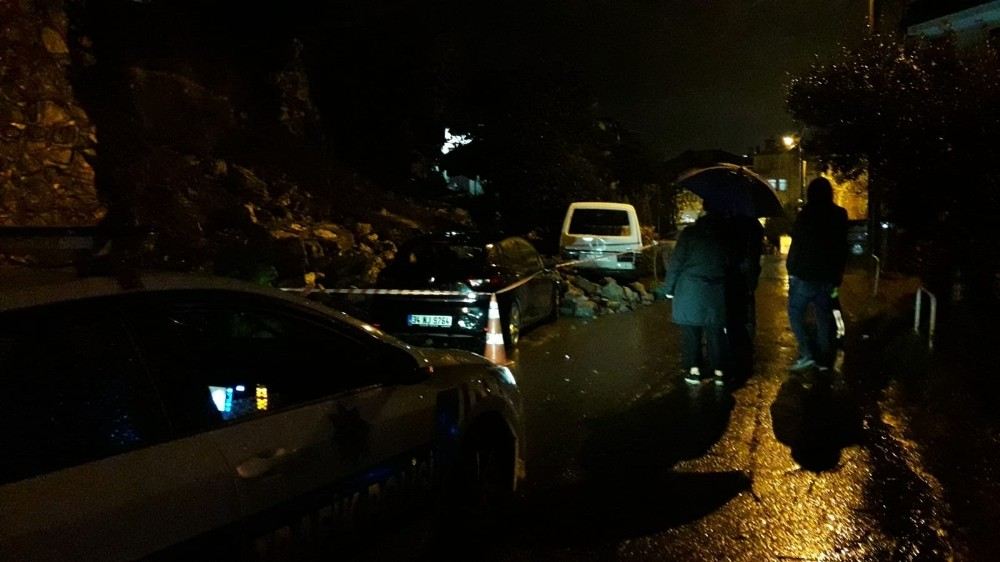 Yağmur Sebebi İle Çöken İstinat Duvarının Altında Kalan 2 Araç Kullanılmaz Hale Geldi