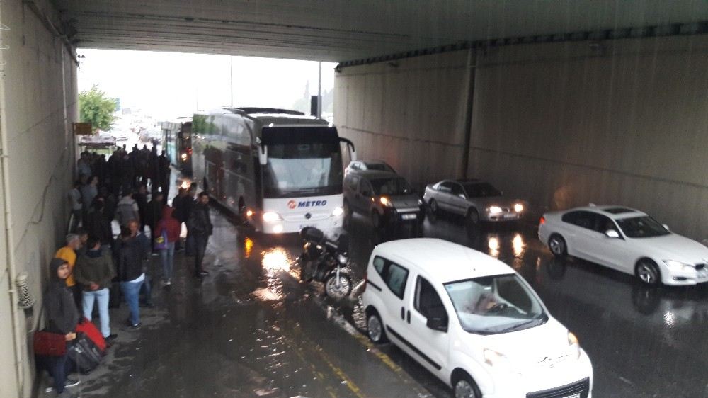 Yağmur Yağdı Vatandaşlar Üst Geçit Altlarına  Sığındı