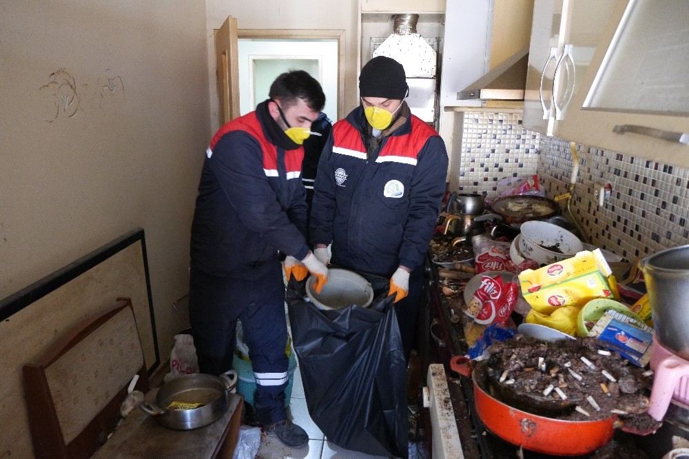 Yalnız Yaşayan Gencin Evinden 5 Kamyon Çöp Çıktı