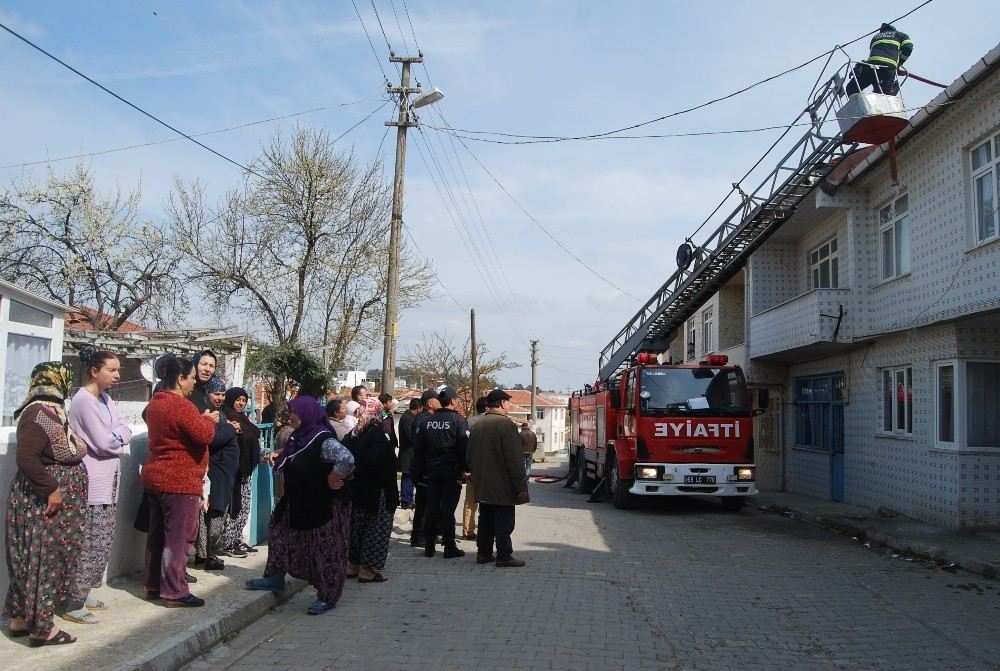 Yangın Mahalleyi Sokağa Döktü