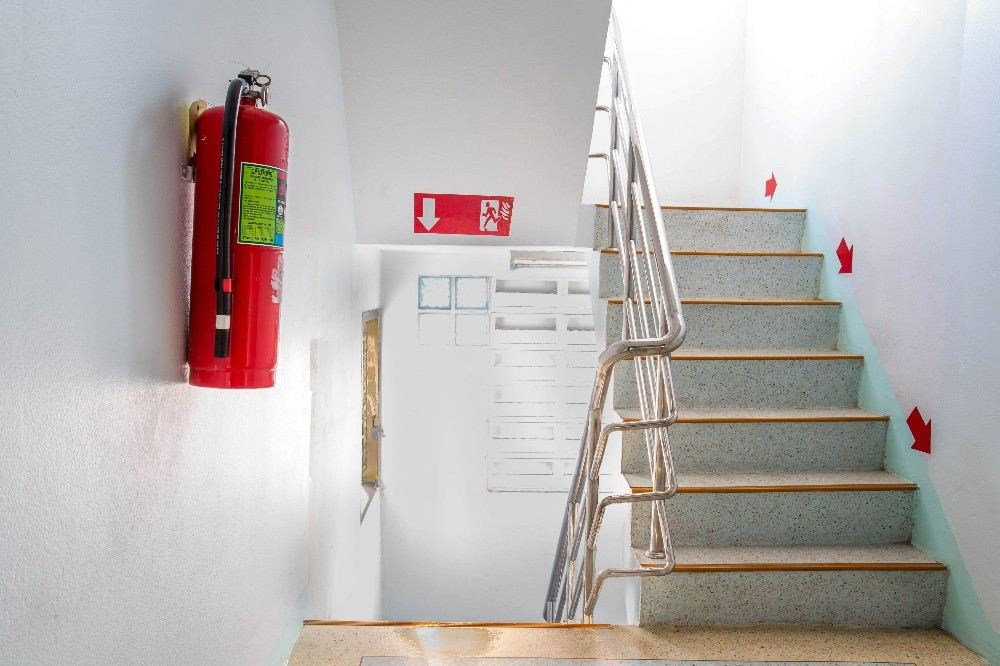 Yangın Merdiveni Kapısını Kilitli Tutmak Hayati Risklerin Yaşanmasına Neden Oluyor