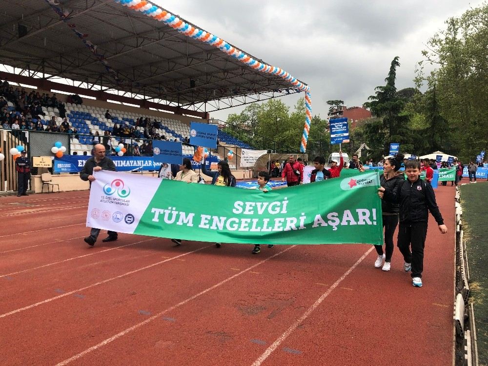 Yarışların Startı Çocuklar Korkmasın Diye Tabanca Yerine Tahtalar Birbirine Vurularak Verildi