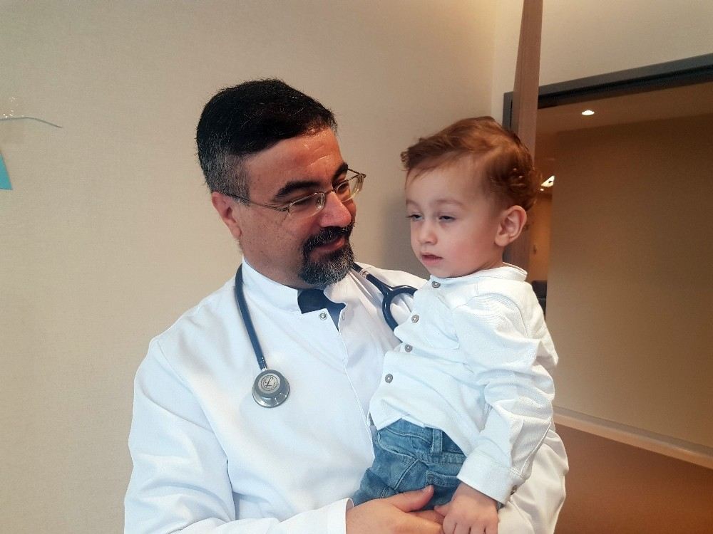 Yaşamaz Denen Poyraz Bebek İlk Doğum Gününü, Hayatını Kurtaran Doktorla Kutladı