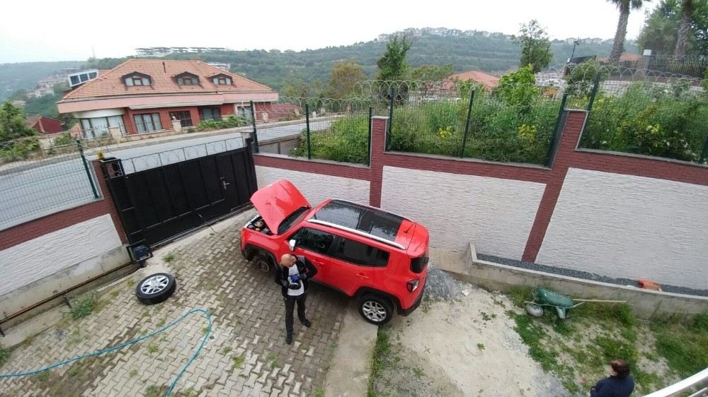 Sarıyer`de Yavru Kedi İçin Önce Tekeri Sonra Çamurluğu Söktü.