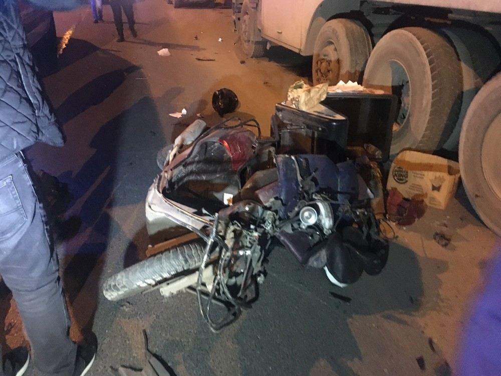 Yeni Yılın İlk Saatlerinde Mesai Yapan Motosikletli Kurye Kaza Yaparak Ağır Yaralandı