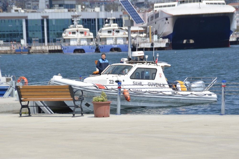 Yenikapı İdo İskelesinde Denizden Erkek Cesedi Çıkarıldı