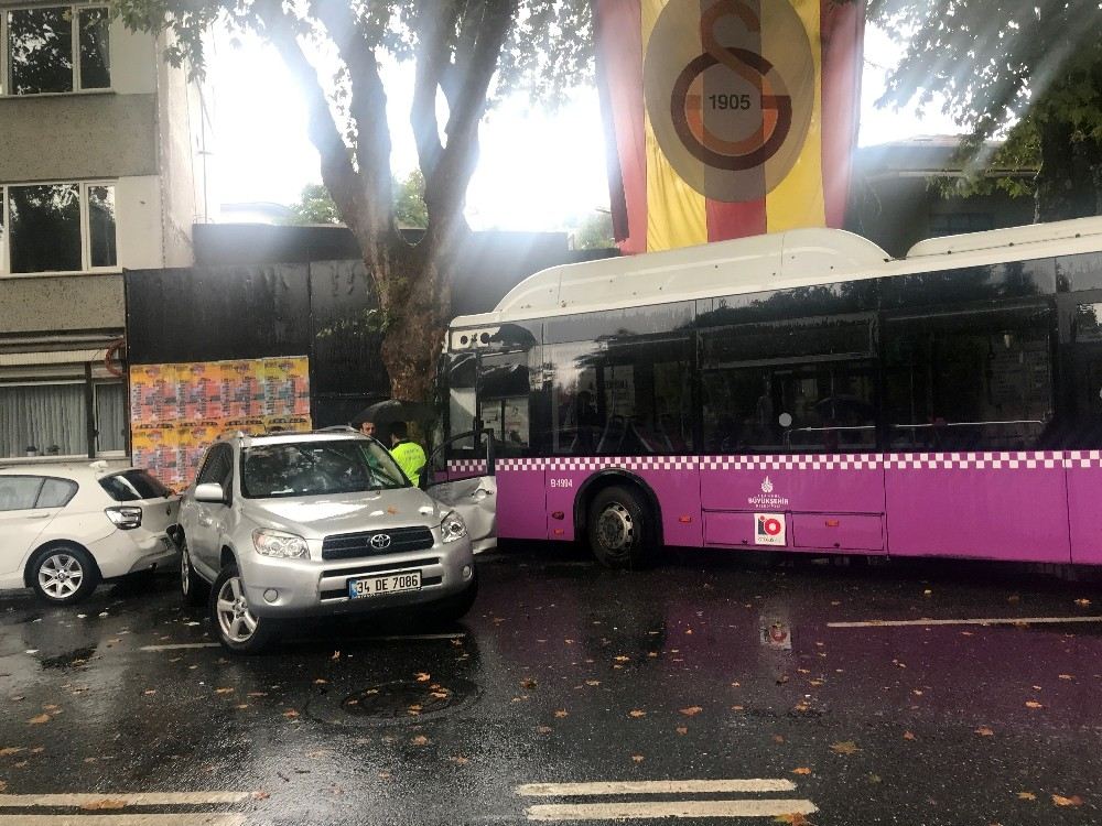 Sarıyerde Belediye Otobüsü Önce Cipe Sonra Ağaca Çarptı, 4 Yaralı
