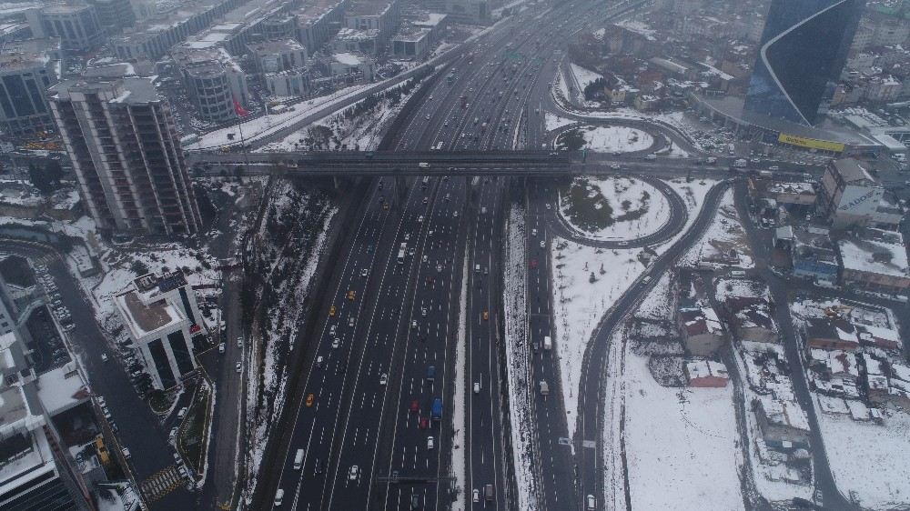 Yeşil Alan Ve Çatılardaki Beyaz Örtü Havadan Görüntülendi