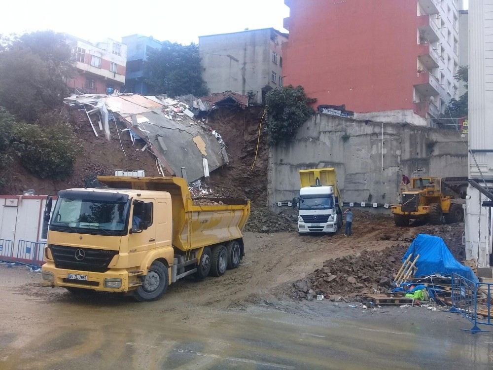 Yıkılan Binanın Enkazının Bulunduğu Alana Molozlara Dolgu Yapılıyor