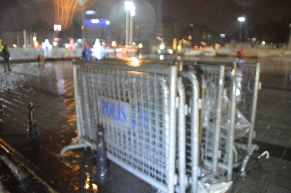 Yılbaşı Öncesi Taksim Meydanına Polis Bariyerleri Getirildi