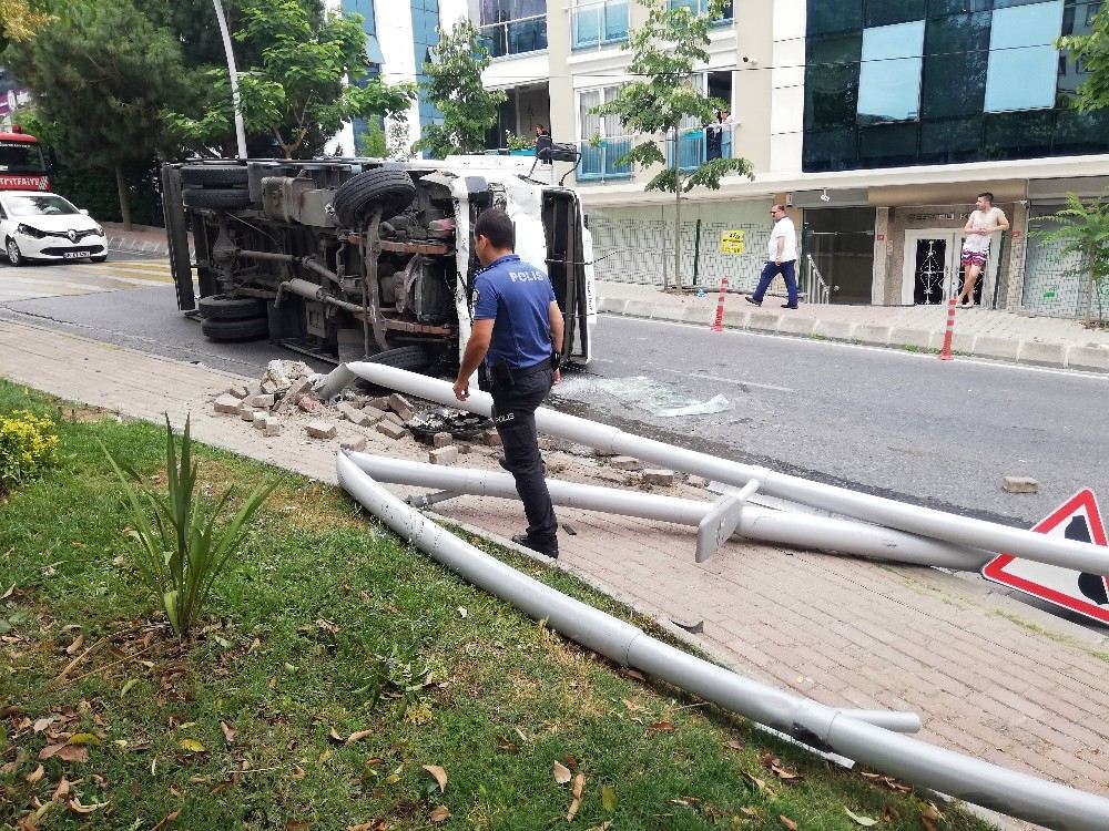 Yokuş Aşağıya Seyreden Kamyon Önce Araca Çarptı Sonra Devrildi: 1 Yaralı