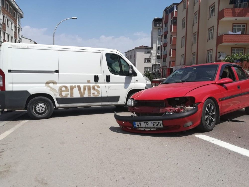 Yola Çıkmak İsteyen Minibüs İle Otomobil Çarpıştı: 2 Yaralı