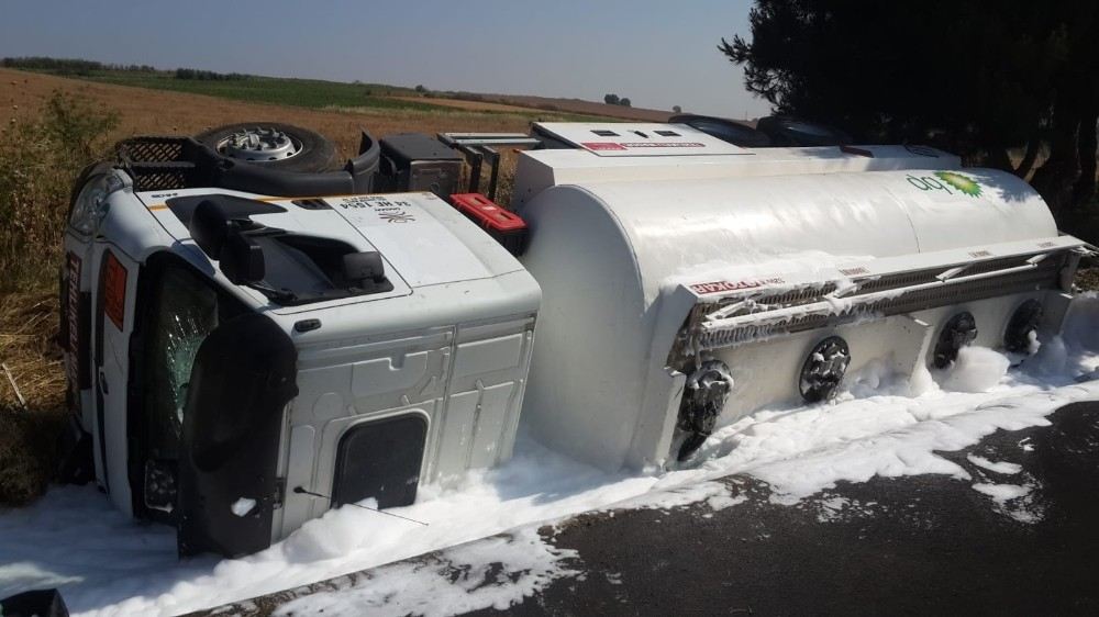 Yolcu Otobüsü İle Yakıt Tankeri Çarpıştı: 10 Yaralı