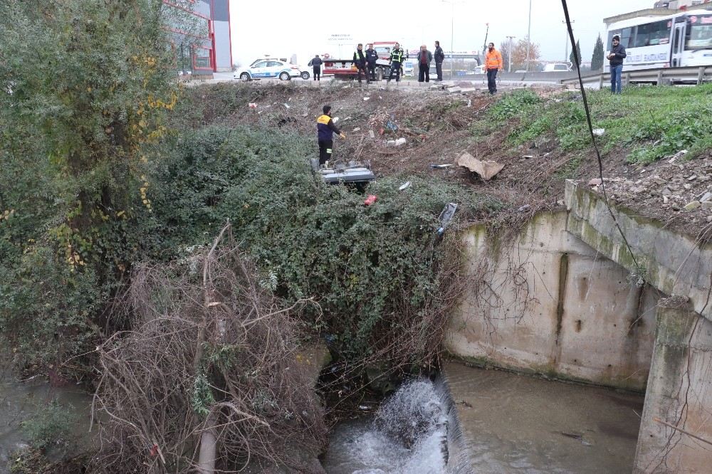 Yoldan Çıkan Otomobil Irmağa Uçmaktan Çalılıklar Kurtardı