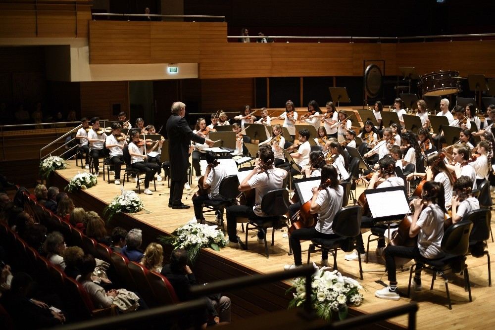 Yorglass Barış Çocuk Senfoni Orkestrası Genç Piyanist Can Çakmura Eşlik Etti