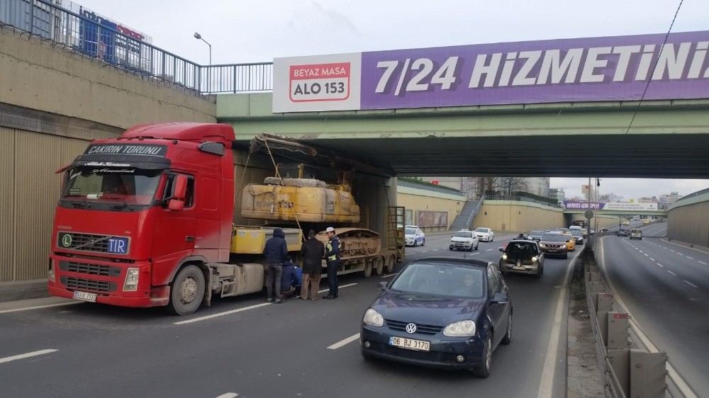 Yüksekliği Hesaplayamayan Tır, Üst Geçide Takıldı