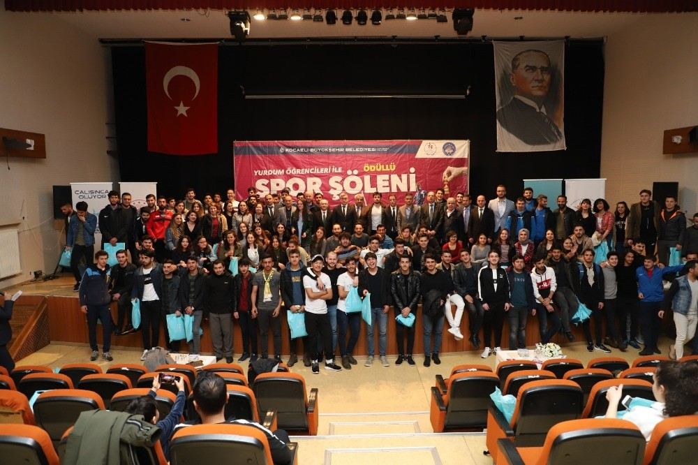 Yurdum Öğrencileri Spor Şöleninde Ödül Zamanı