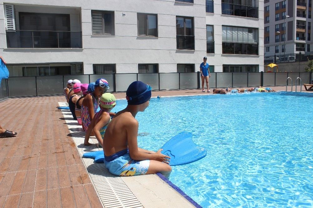 Zeytinburnunda Çocuklara Belediyeden Ücretsiz Yüzme Kursu