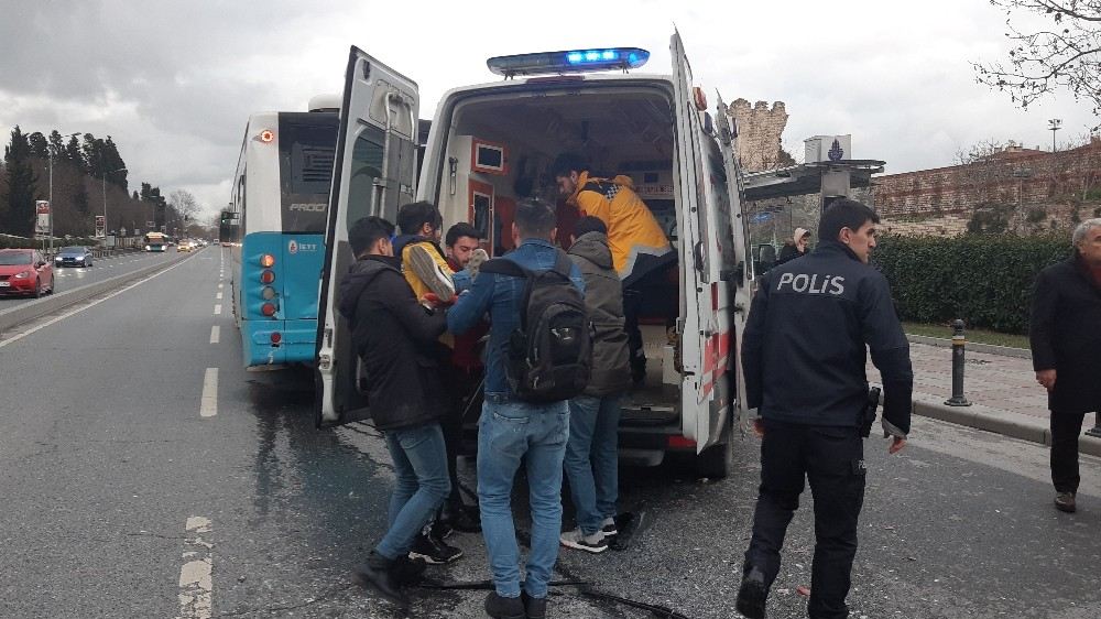 Zeytinburnunda Durakta Otobüs Bir Başka Otobüse Çarptı: 15 Yaralı
