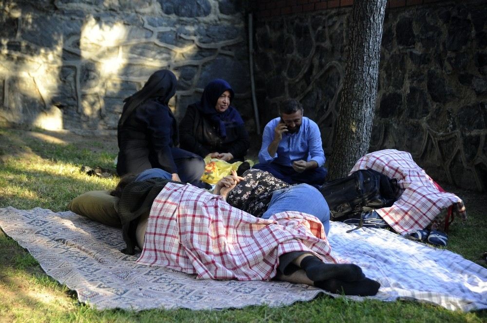 Zeytinburnunda Vatandaşlar Parklara Akın Etti