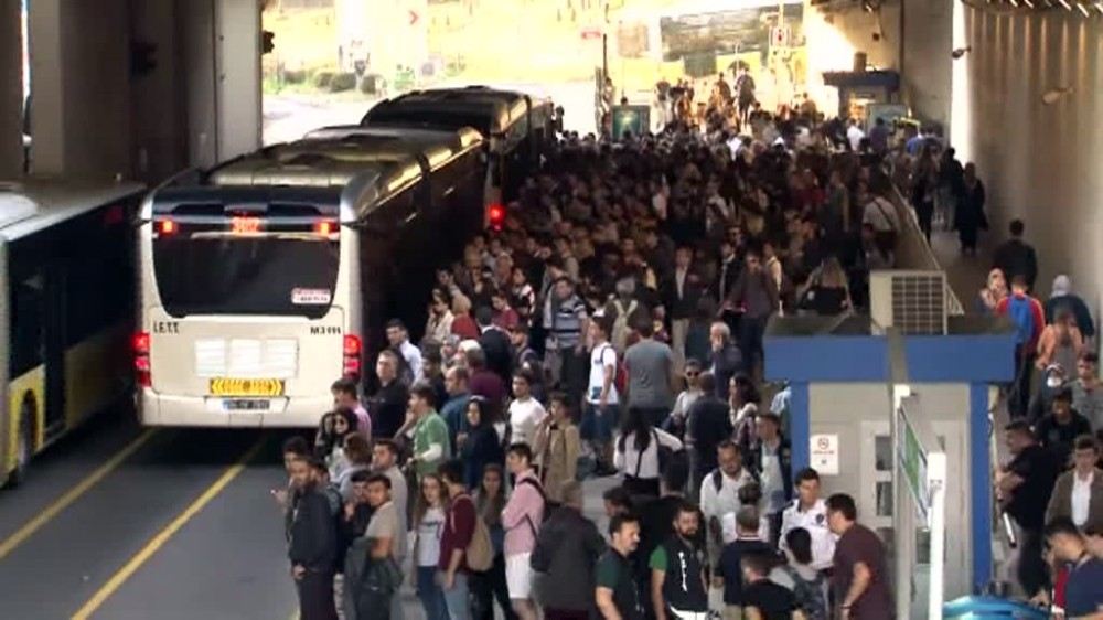 Zincirlikuyu Metrobüs Durağında İnsan Seli